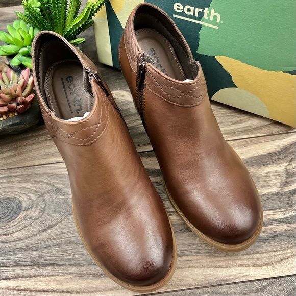 NIB Earth Lina Austin Notched Heeled Low Cut Leather Bootie Mahogany 8M - Picture 2 of 12